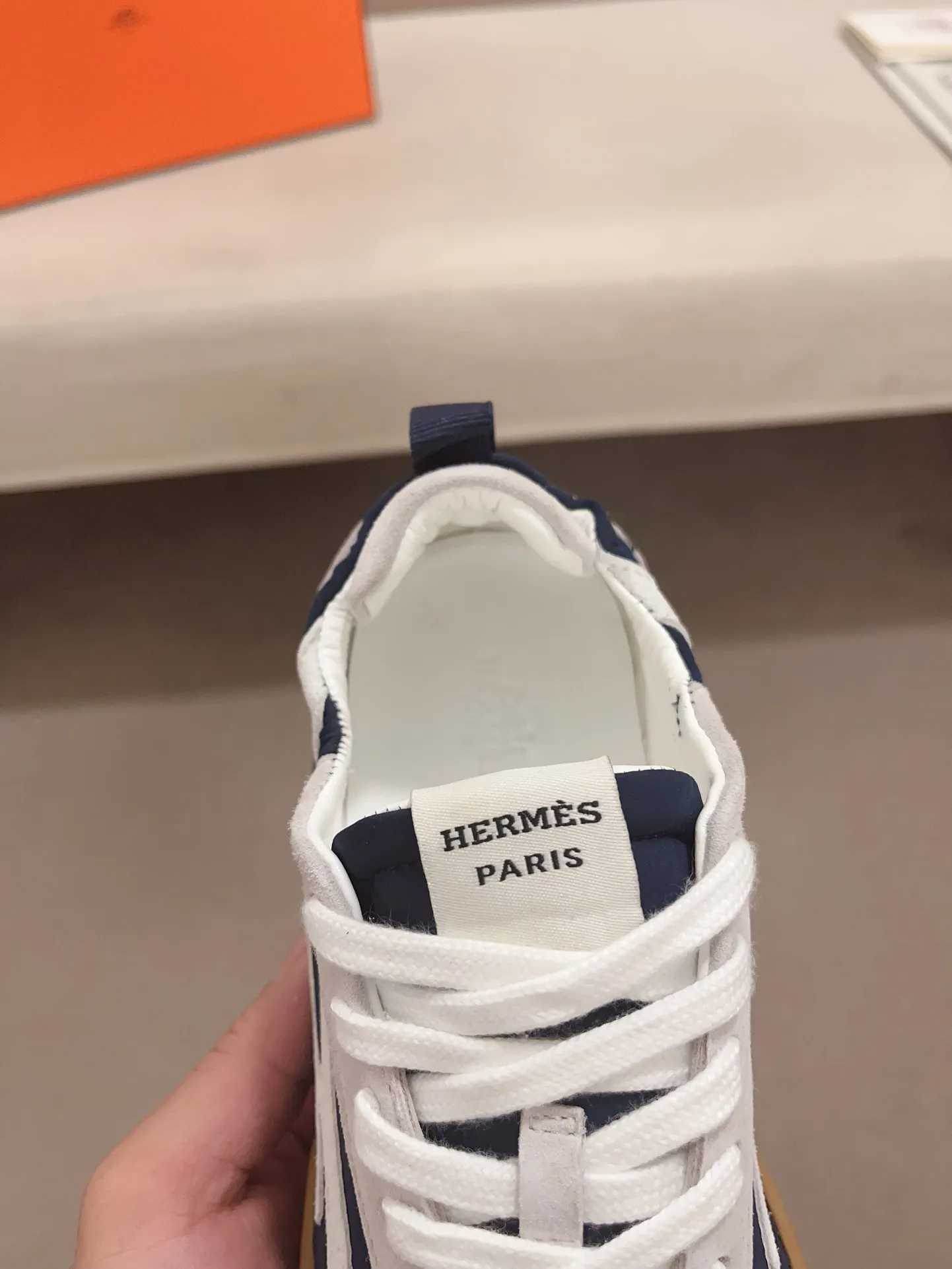 Men's men's shoes 💰: 720💰 Hermes top version # Couple style 💏 24ss casual sneakers Suede goatskin sneakers decorated with contrasting patterns and iconic "H" details, beautifully packaged at the delivery counter 🛍📦 Fabric: suede + cowhide Lining: mixed sheep lining Outsole: original TPU Bottom thickness: 2CM Size: 35-44